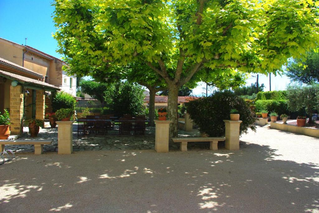 Le Mas De L'Amandier Saint-Saturnin-lès-Avignon Habitación foto