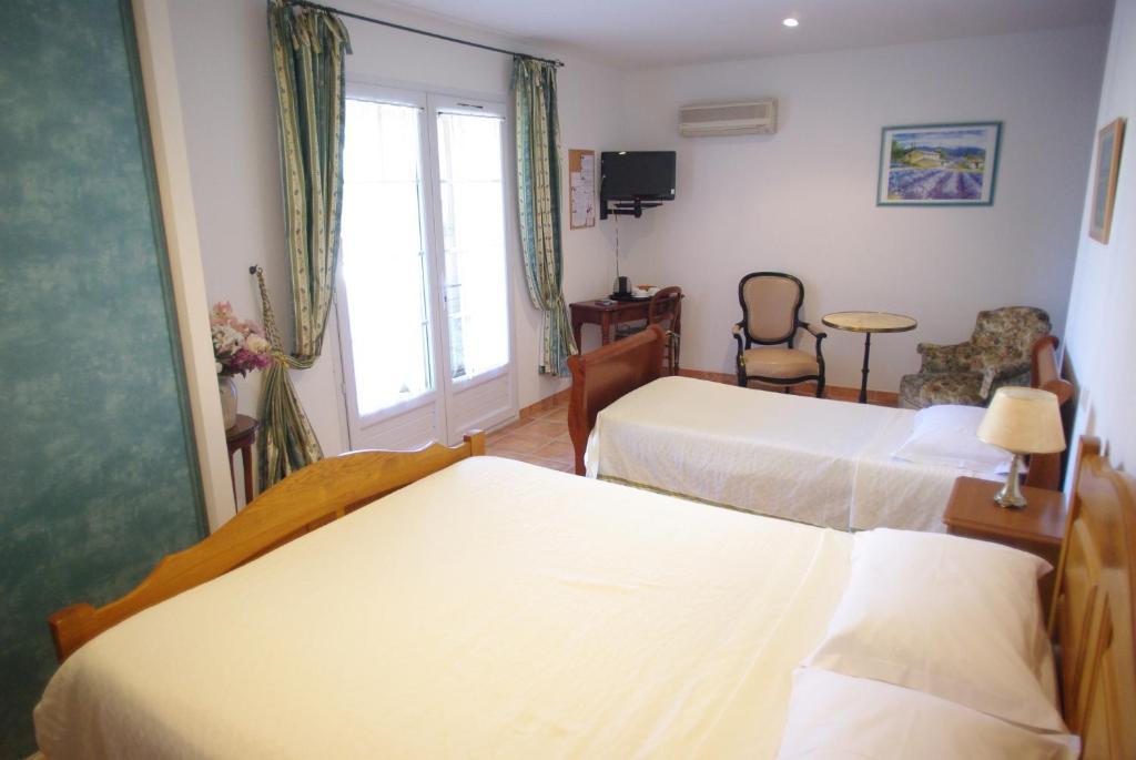 Le Mas De L'Amandier Saint-Saturnin-lès-Avignon Habitación foto