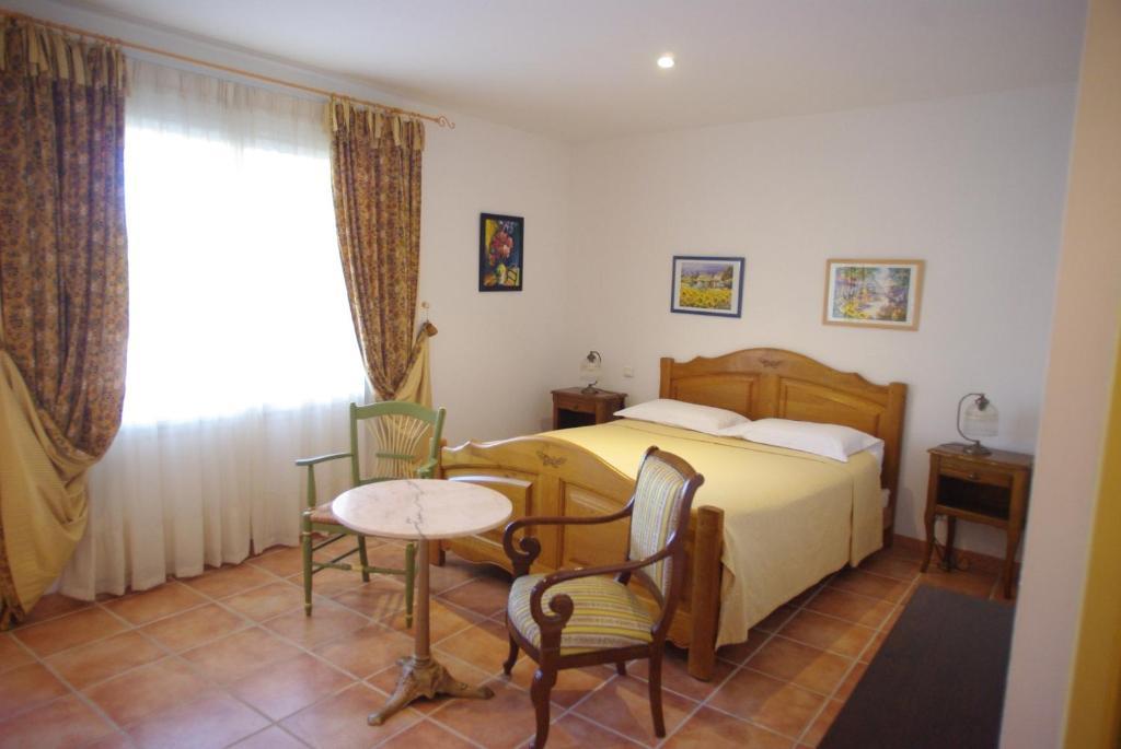 Le Mas De L'Amandier Saint-Saturnin-lès-Avignon Habitación foto