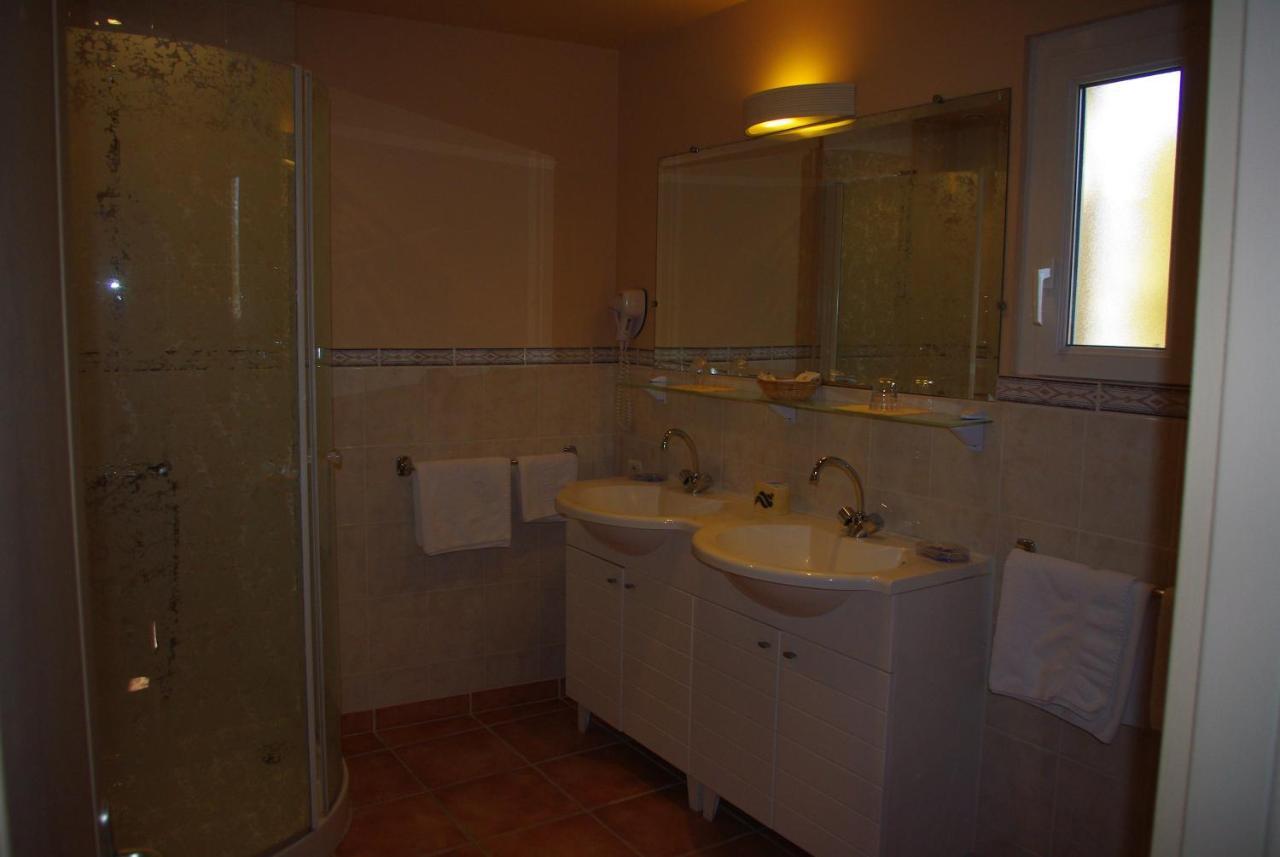 Le Mas De L'Amandier Saint-Saturnin-lès-Avignon Habitación foto